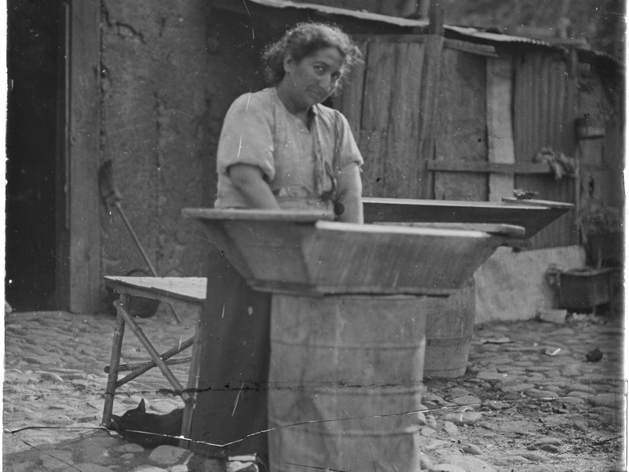 Retrato de una mujer lavando en una artesa